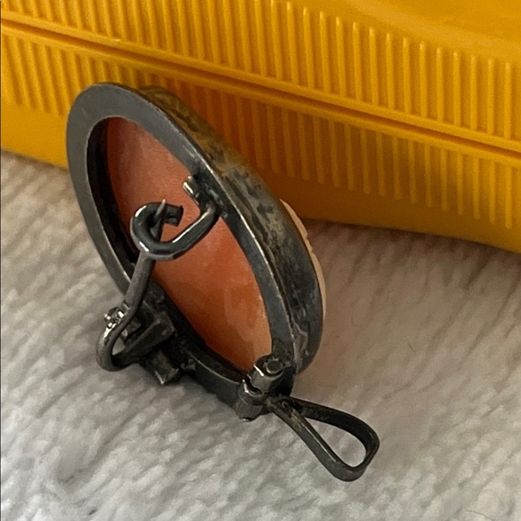 Source Unknown Cameo Brooch in Orange and White - Picture 3 of 10